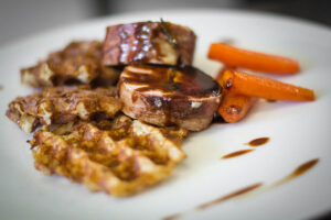 Carré de Porc au Munster, Gauffres de pomme de terre et carottes glacées - Hôtel Beau Site Luxeuil-les-Bains - Crédit Photo Céline Schnell Une Fille En Alsace