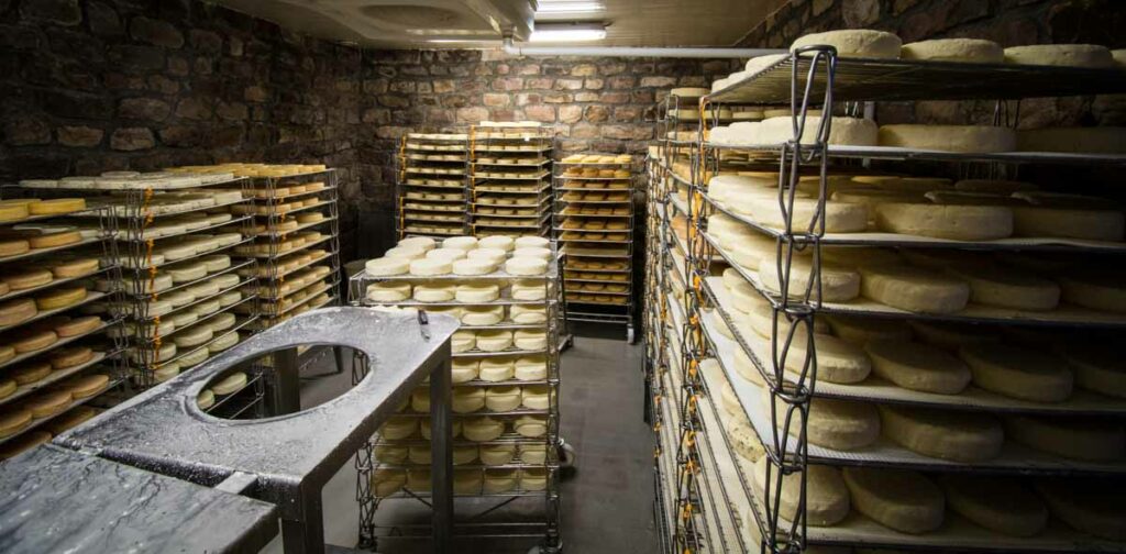 Cave à Munster Fromagerie Menigoz à Saint Bresson - Crédit photo Céline Schnell Une Fille En Alsace